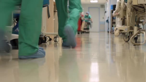 Jelenetek egy tipikus kórházi folyosó — Stock videók