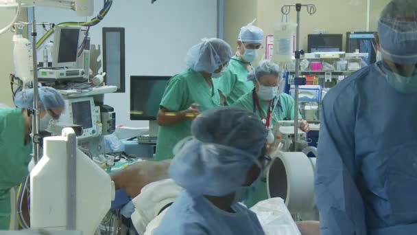 Surgeons perform the operation — Stock Video