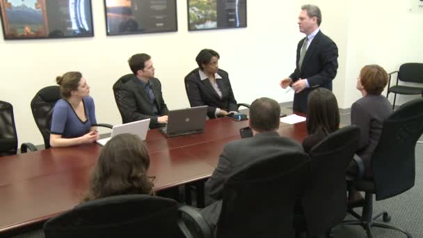 Businessman conducts a meeting with staff — Stock Video