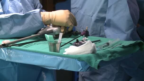 Cirujanos realizando la operación — Vídeo de stock