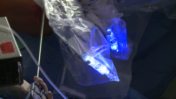 Μια άποψη της εργασίας μέσα σε μια ρομποτική χειρουργική μονάδα — Αρχείο Βίντεο