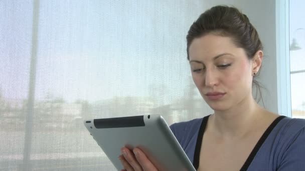 Joven empresaria con tablet — Vídeos de Stock