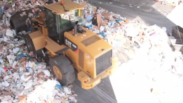 Фронт-энд погрузчик перемещает мусор в центре переработки отходов (3 из 9 ) — стоковое видео