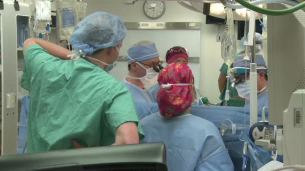 Equipe cirúrgica trabalhando na sala de cirurgia — Vídeo de Stock