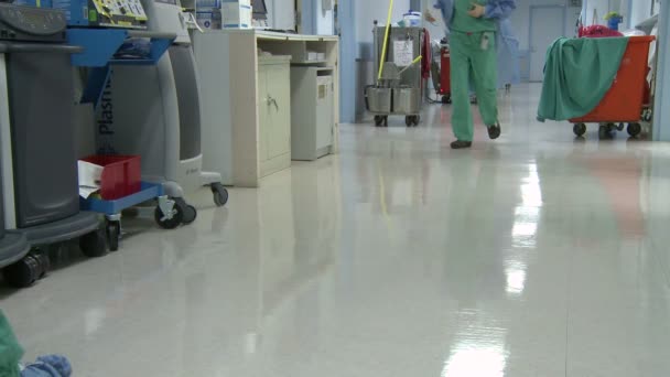 Personal del hospital que se mueve a través de un pasillo típico — Vídeos de Stock
