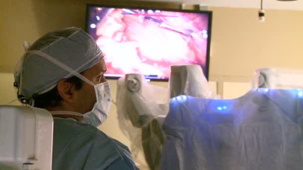 Vue du travail à l'intérieur d'une unité chirurgicale robotisée — Video