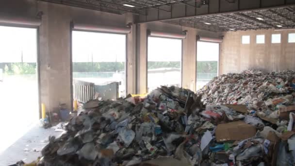 Un cargador frontal mueve la basura en un centro de reciclaje (5 de 9 ) — Vídeo de stock
