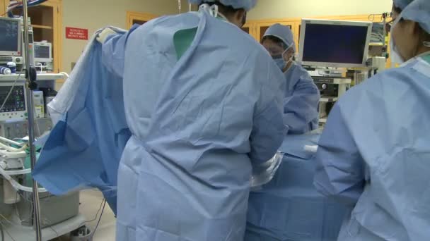 Equipe cirúrgica faz os preparativos finais — Vídeo de Stock