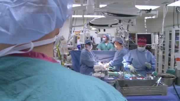 Squadra chirurgica durante il funzionamento — Video Stock