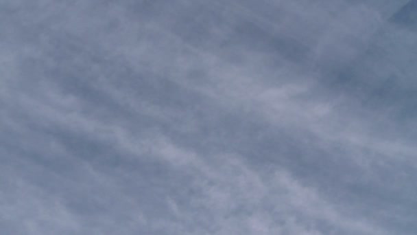 Avión que desciende de las nubes — Vídeos de Stock