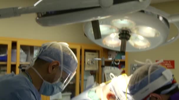 Θέα στο εσωτερικό ένα χαρακτηριστικό νοσοκομείο χειρουργική χειρουργείο — Αρχείο Βίντεο