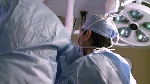 Chirurgen een medische bewerking — Stockvideo