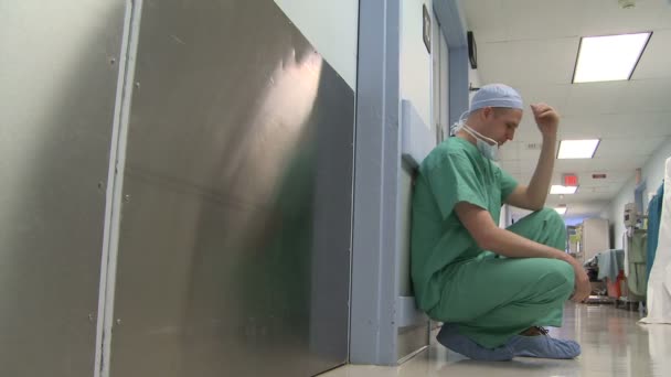 Gestresste junge Ärztin im Krankenhaus — Stockvideo