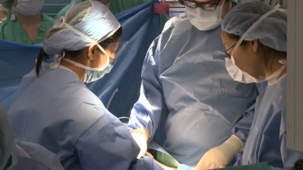 Surgeons performing a medical operation — Stock Video