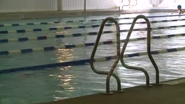 Tours de natation dans la piscine — Video