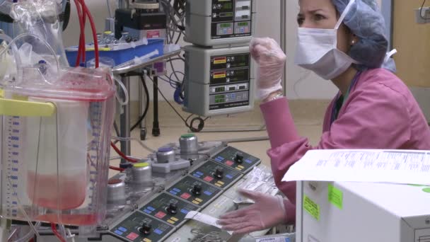 Sjuksköterskan kommunicerar med kirurgiska teammedlemmar — Stockvideo