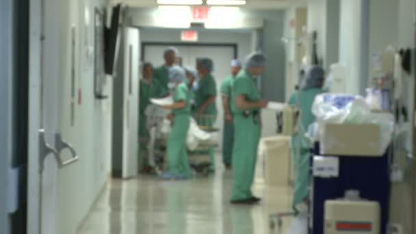 Kórházi személyzet halad keresztül egy tipikus folyosón — Stock videók