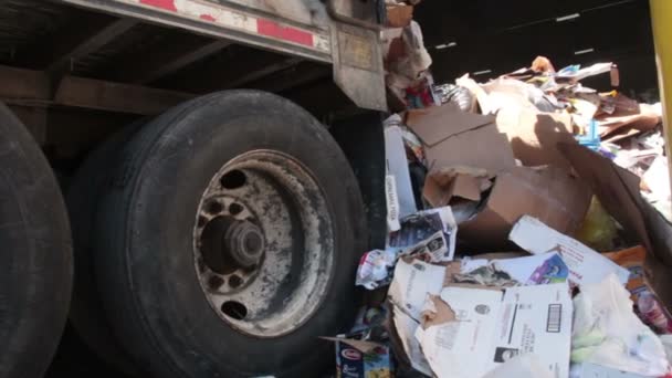 Um caminhão semi deixar cair lixo no centro de reciclagem (2 de 7 ) — Vídeo de Stock