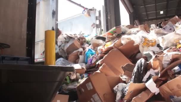 Un camión semi que tira la basura — Vídeos de Stock