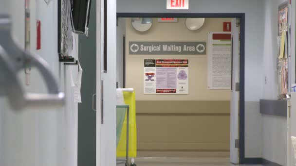 Двері закриті на хірургічній зоні очікування — стокове відео