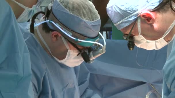 Surgeons work together on heart patient — Stock Video