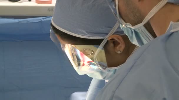 Surgeons performing a medical procedure — Stock Video