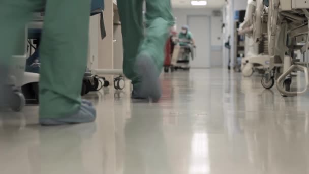 Сцены из типичного коридора больницы — стоковое видео