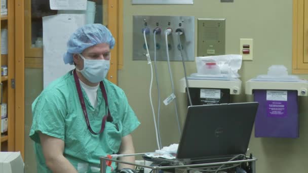 Vistas dentro de uma sala de cirurgia típica do hospital — Vídeo de Stock