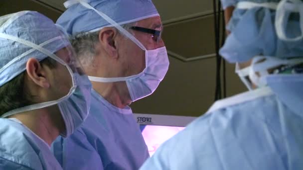 Хирурги, выполняющие лапароскопическую операцию — стоковое видео