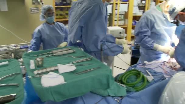 Blick in einen typischen Operationssaal eines Krankenhauses — Stockvideo