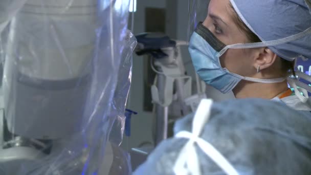 Женщина-робот-хирург в больнице — стоковое видео