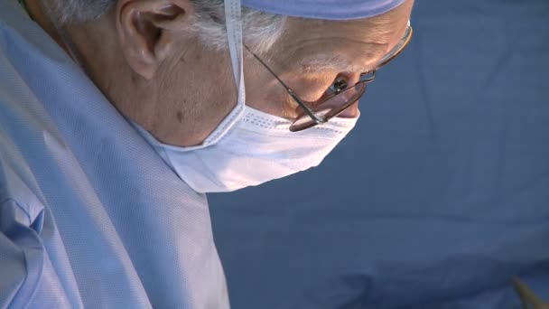Cirurgião experiente realizando cirurgia — Vídeo de Stock
