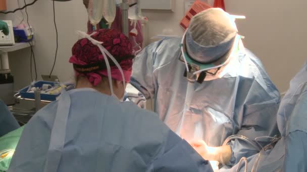 Лікар і медсестра в хірургії — стокове відео