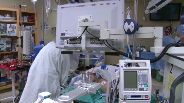 Läkare som utför en operation — Stockvideo
