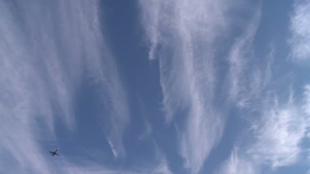 Самолет, спускающийся с облаков — стоковое видео