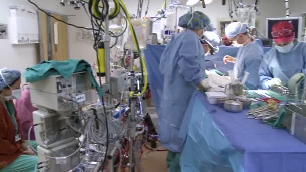 Cirujanos realizando una operación médica — Vídeos de Stock