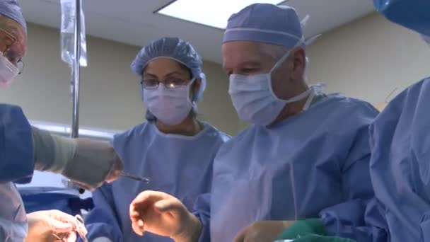 Cirurgiões que realizam uma operação médica i — Vídeo de Stock