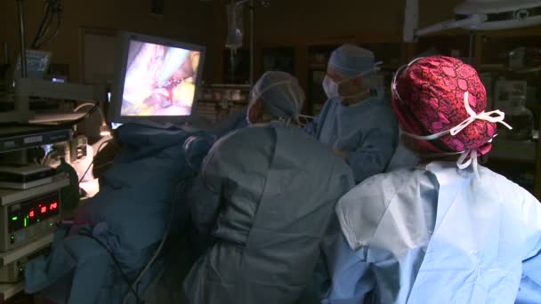 Kirurger som utför en medicinsk åtgärd — Stockvideo