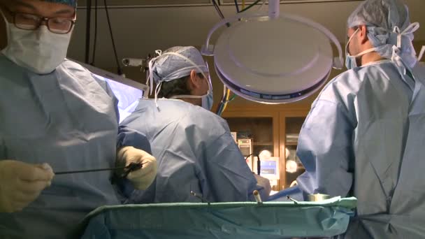 Cirurgiões que realizam uma operação médica no hospital — Vídeo de Stock