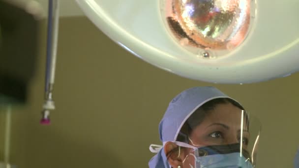 Chirurgiens regarder effectuer une chirurgie laparoscopique — Video