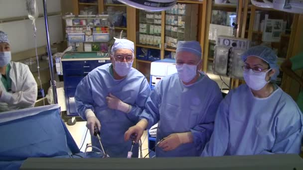 Cirurgiões que realizam uma operação médica no hospital — Vídeo de Stock