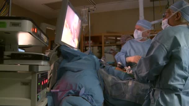 Kirurger som utför åtgärden — Stockvideo