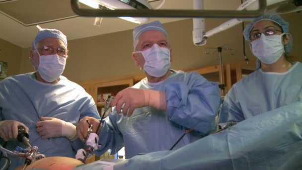 Surgical team performing laparoscopic procedure — Stock Video
