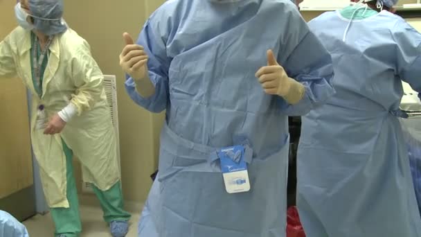 Cirujano se pone guantes antes de realizar cirugía — Vídeo de stock