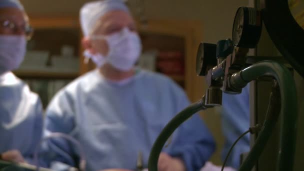 Equipe cirúrgica realizando procedimento laparoscópico — Vídeo de Stock