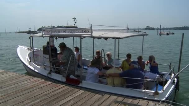 Pessoas a bordo do barco Thimble Island Cruises — Vídeo de Stock