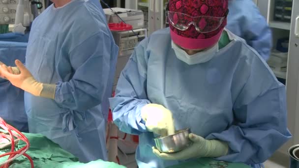 Nurse at work in the operating room — Stock Video