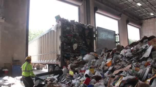 Грузовик выбрасывает мусор на переработку — стоковое видео