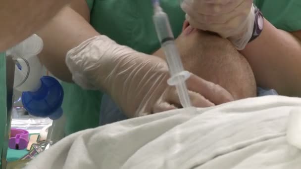 Patiënt is klaargestoomd voor chirurgie — Stockvideo