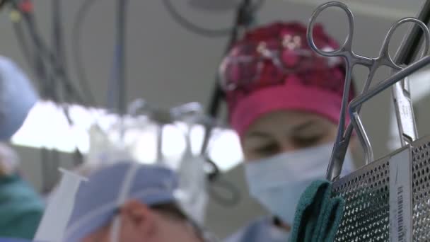 Хирургический зажим в операционной — стоковое видео